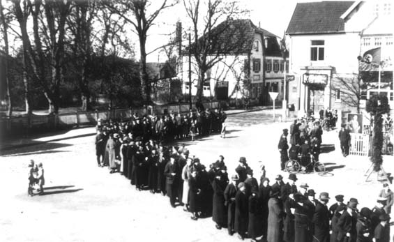 Schlange stehen vor dem Wahllokal in Schwarzenbek, 12. November 1933