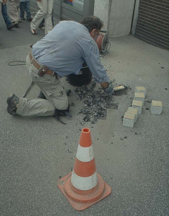 Bauschutt wird aus dem Teer entfernt, Lbeck