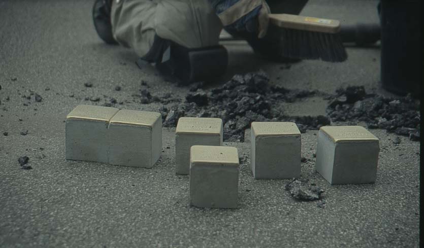 Die sechs Stolpersteine fr die Familie Daicz liegen vor dem Lock im Gehweg, Lbeck