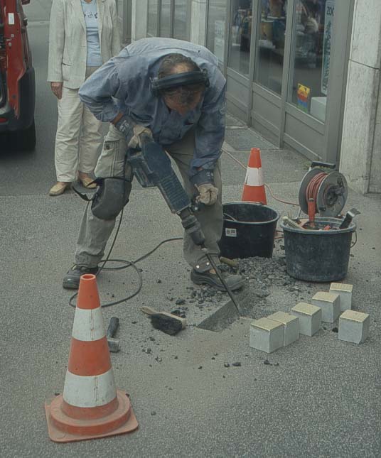 Gunther Demnig mit Presslufthammer, Lbeck