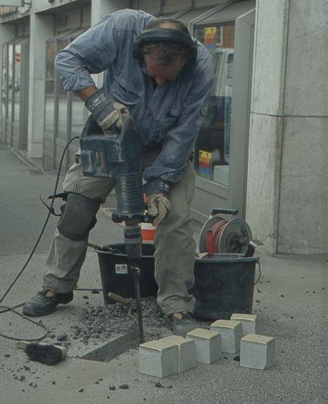 Gunther Demnig mit Presslufthammer, Lbeck