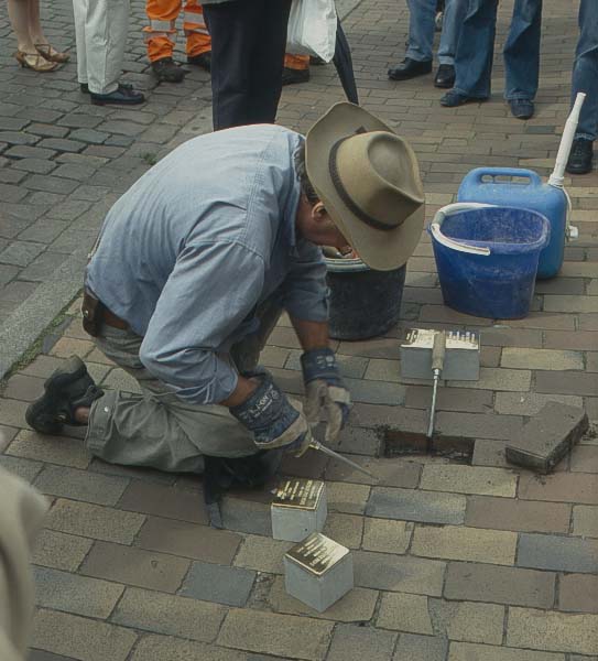 Vor dem Einsetzen der Stolpersteine der Familie Prenski, Lbeck