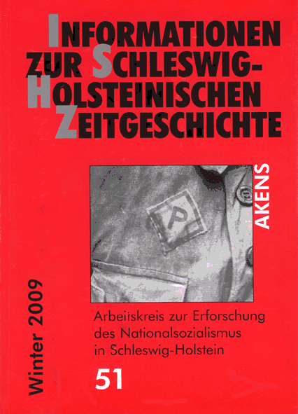 Titelbild, schwarzweiß Foto: Kleidungsaufnäher zur Kennzeichnung polnischer Zwangsarbeiter. Darauf zu sehen ist ein Hemdausschnitt mit einer Raute und einem P darin.