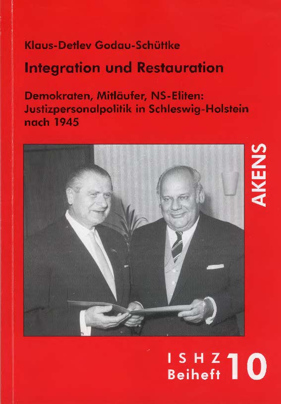 Titelbild des Beiheftes. Zu sehen sind zwei ehemalige Marinerichter: der scheidende schleswig-holsteinische Justizminister Bernhard Leverenz und sein Nachfolger Gerhard Gaul, 1967.